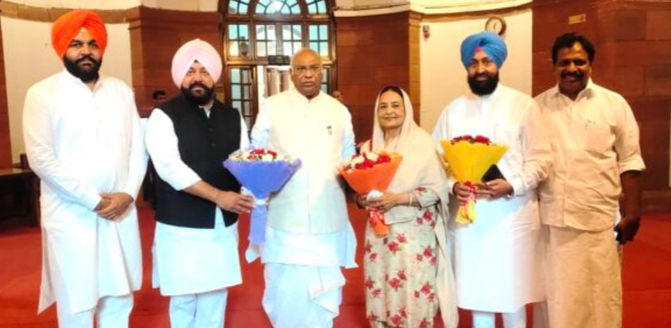 Leader of Opposition Pratap Singh Bajwa, MLA Vikramjit Singh Chowdhary and Karamjit Kaur Chowdhary met Congress President Mallikarjun Kharge