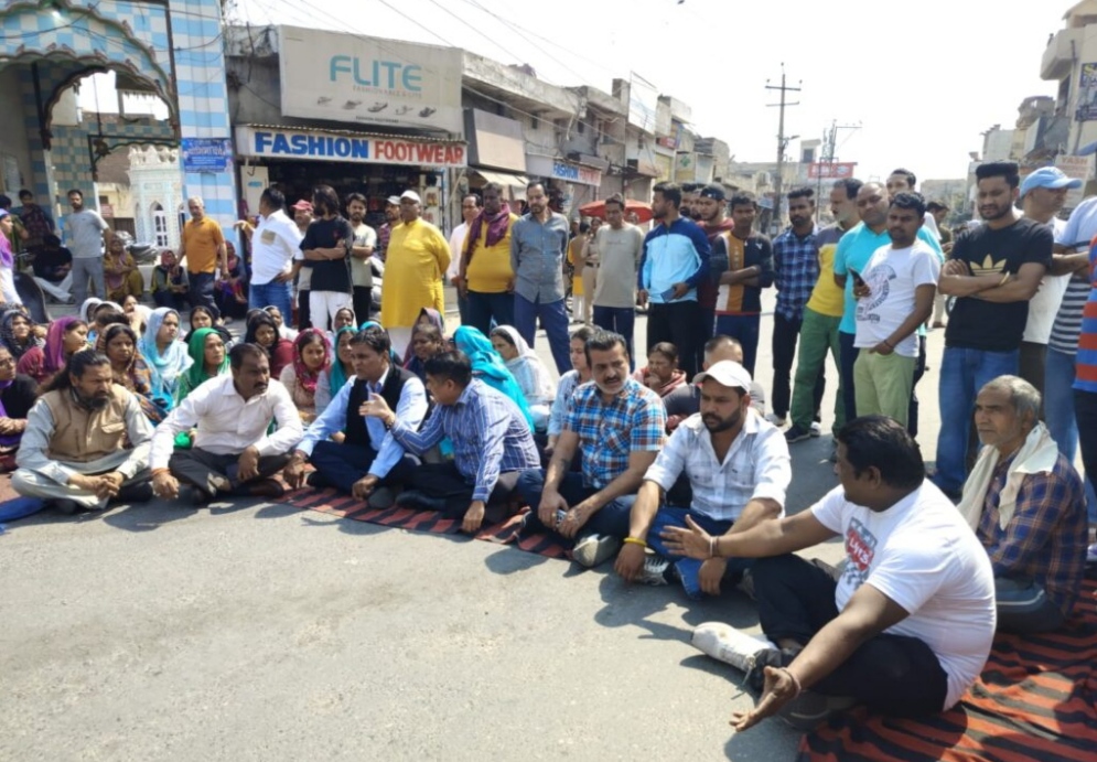 Jalandhar: Person commits suicide in Basti Sheikh, relatives block road