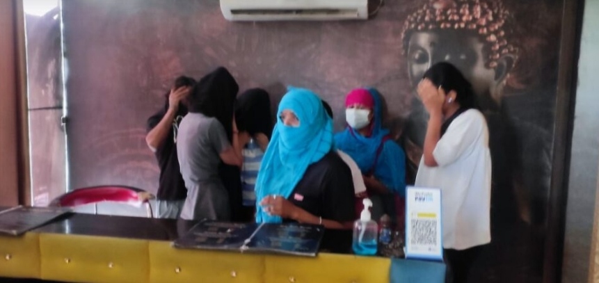 Police raid in spa center in Jalandhar, prostitution was going on, 6 girls, 3 youths arrested