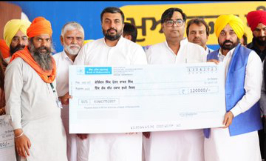 Farmers started getting compensation for damaged crops, CM Mann distributed checks