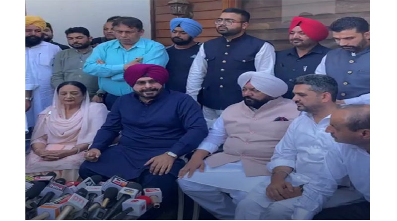Navjot Sidhu reached Santokh Chowdhary's house in Jalandhar, condoled the death of former MP