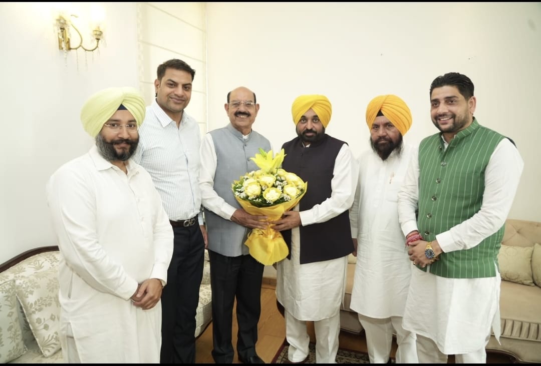 Big blow to BJP in Jalandhar, Mohinder Bhagat joins AAP party