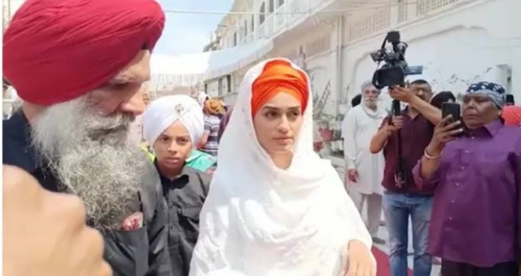 On the birthday of Deep Sidhu, his girlfriend Reena Rai bowed down at the Golden Temple