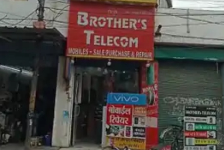 Theft in mobile shop in Jalandhar, incident captured in CCTV camera
