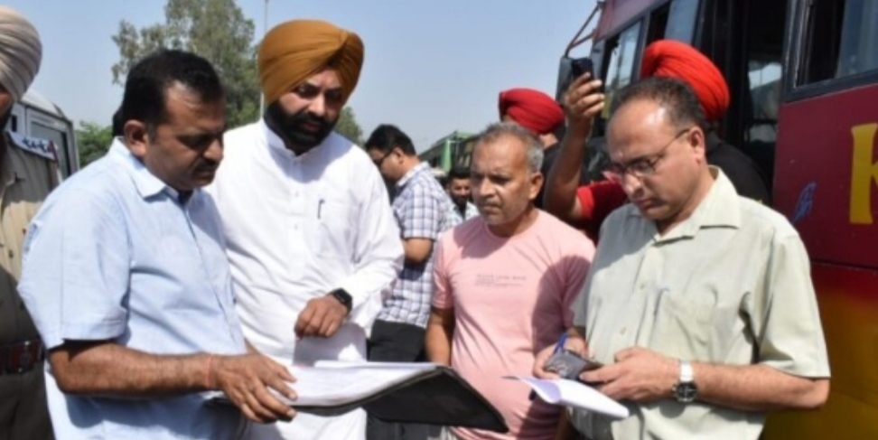 Transport Minister Laljit Bhullar checked the buses blocked at Ramamandi in Jalandhar