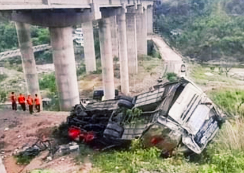 Bus going from Amritsar to Vaishno Devi (Katra) fell off the bridge, 10 people died