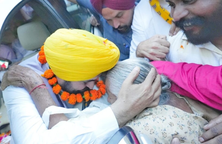 CM Mann held a road show in favor of AAP candidate Sushil Rinku in various areas of Jalandhar West, Central and North, appealed to the people to make Rinku win