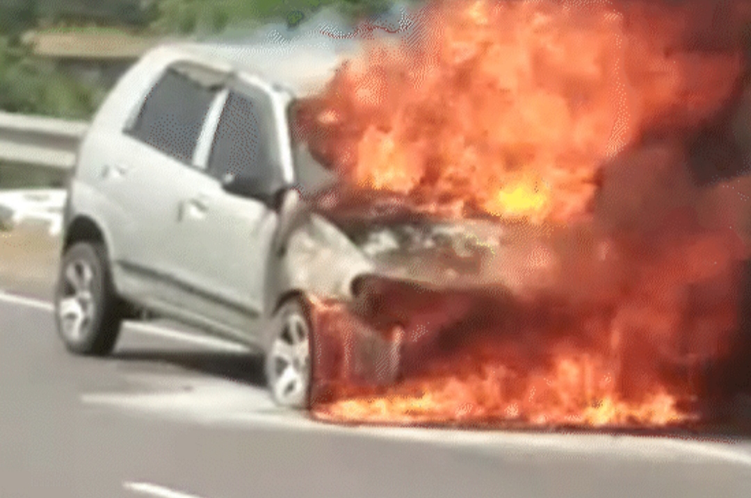 Car caught fire in Jalandhar, stopped on the highway after seeing smoke coming out