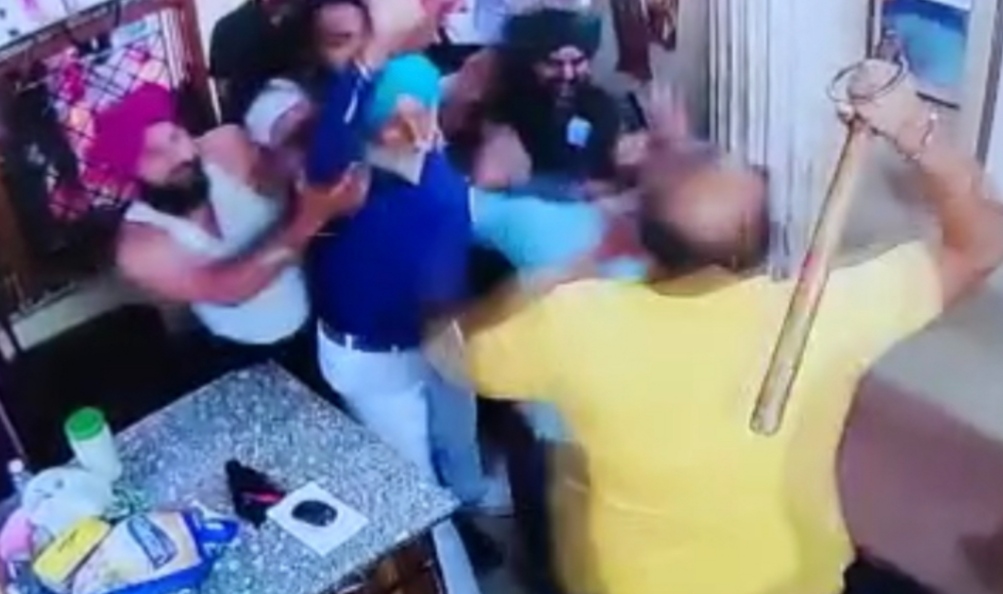 Uproar on demand of electricity bill in marriage palace, manager was beaten up, fiercely kicked and punched