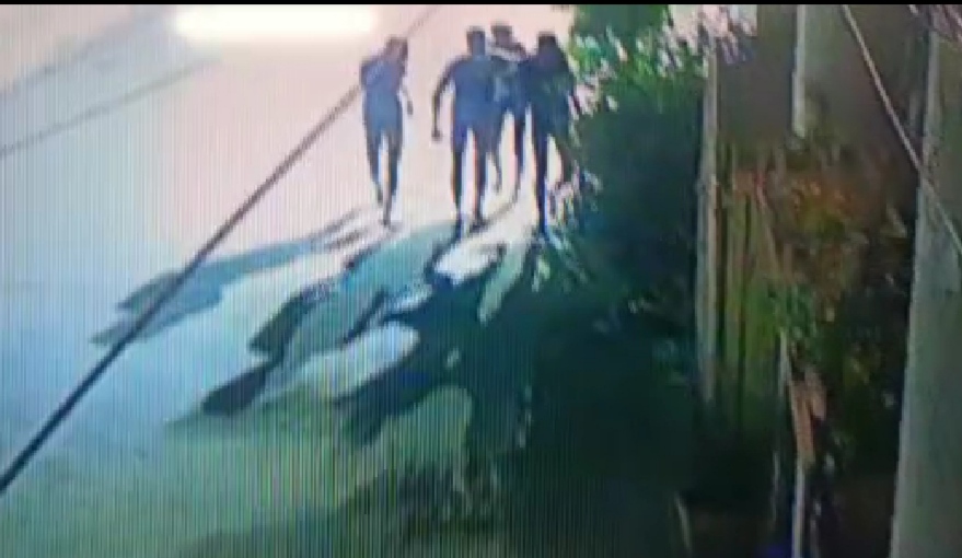 Late night in Shankar Garden, Gujja Peer Road, Jalandhar, 4 suspects were seen hanging from the walls of houses, an atmosphere of panic