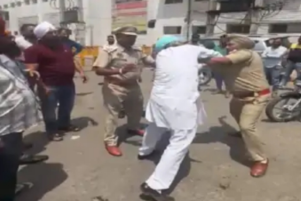 Traffic police personnel and persons clashed on the road in Amritsar, fiercely kicked and punched