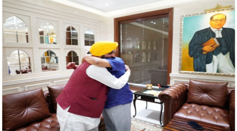 AAP party's historic victory in Jalandhar Lok Sabha by-election, Bhagwant Mann arrives to meet Kejriwal