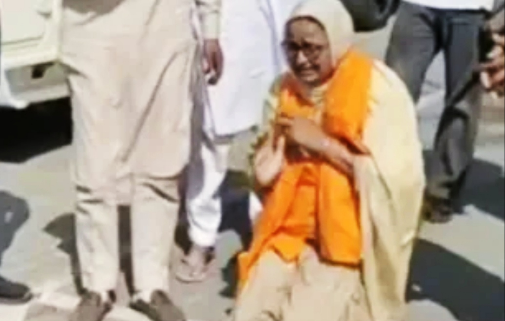 Sidhu Musewala's mother Charan Kaur became emotional after seeing bullet marks in Jawaharke village