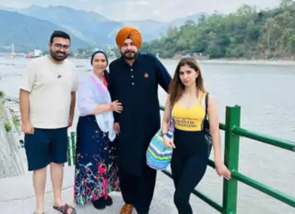 Navjot Sidhu reached Rishikesh with family