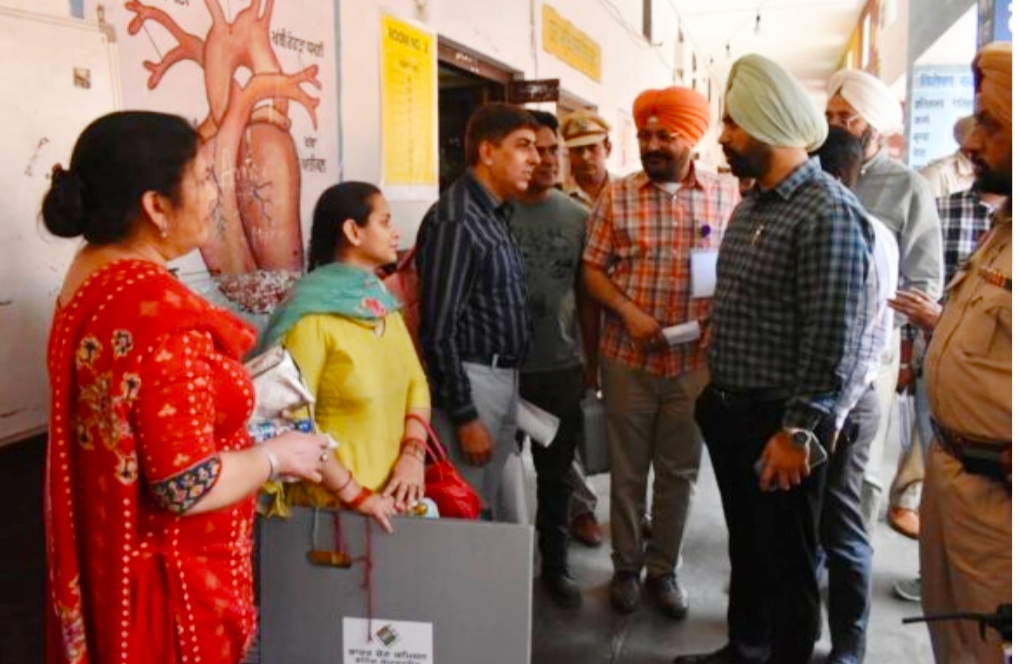 Lok Sabha by-election: Voting will be held from 8 am to 6 pm, polling teams leave for their respective constituencies with EVM machines