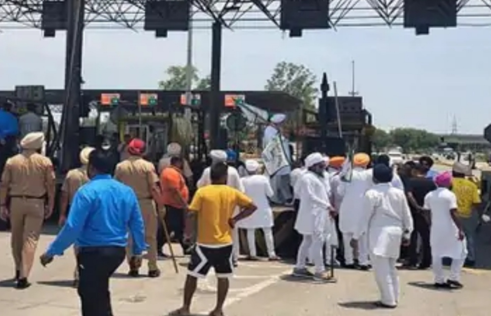 Farmers made Ladowal toll plaza free in Punjab