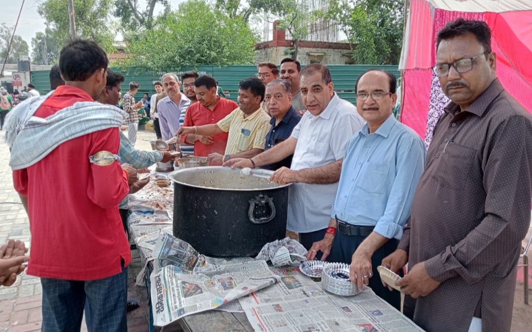 Langar was served by senior citizens and social service organizations at Jalandhar Cantt Railway Station