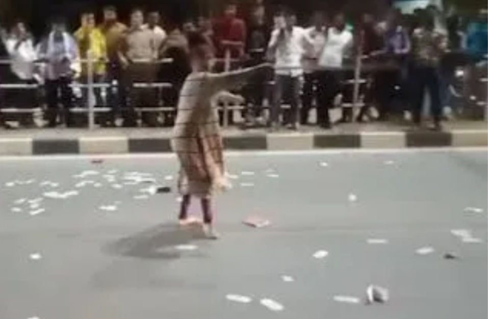 Woman blew 500-500 rupee notes outside the police station, people lost their senses