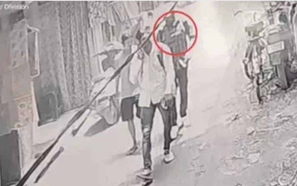 Jalandhar: Robbers ran away after robbing a young man of gold by sprinkling chilli spray in his eyes in broad daylight