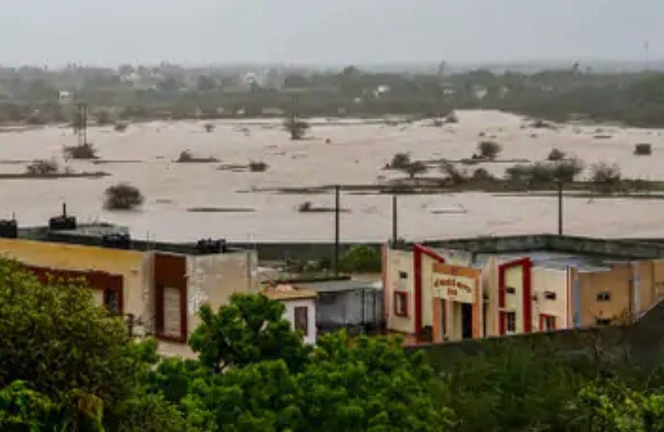 Cyclone Biparjoy caused heavy damage in Gujarat, trees and pillars fell at various places, 2 killed, 22 injured