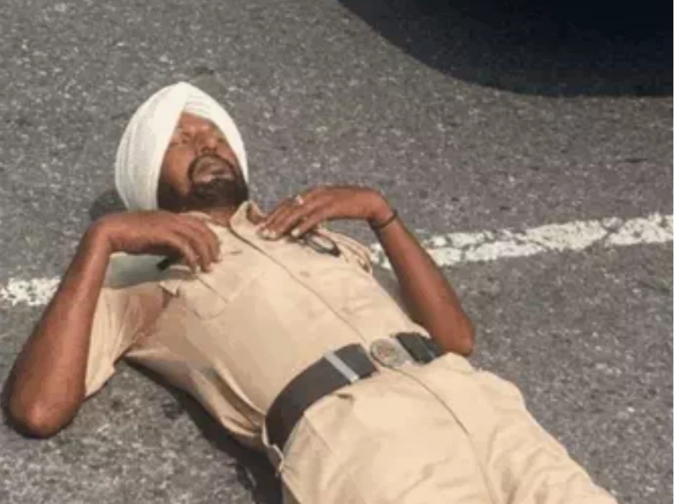 Home guard soldier lying on the highway in Jalandhar, got angry on releasing the criminal whom he had brought