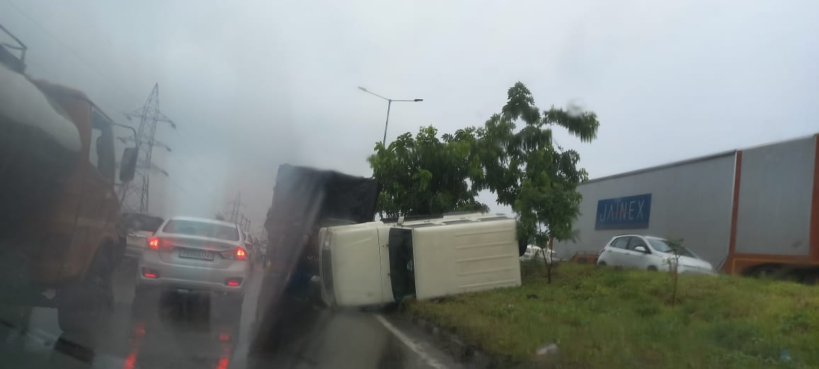 Vehicles overturned after colliding with each other on the highway near PAP in Jalandhar