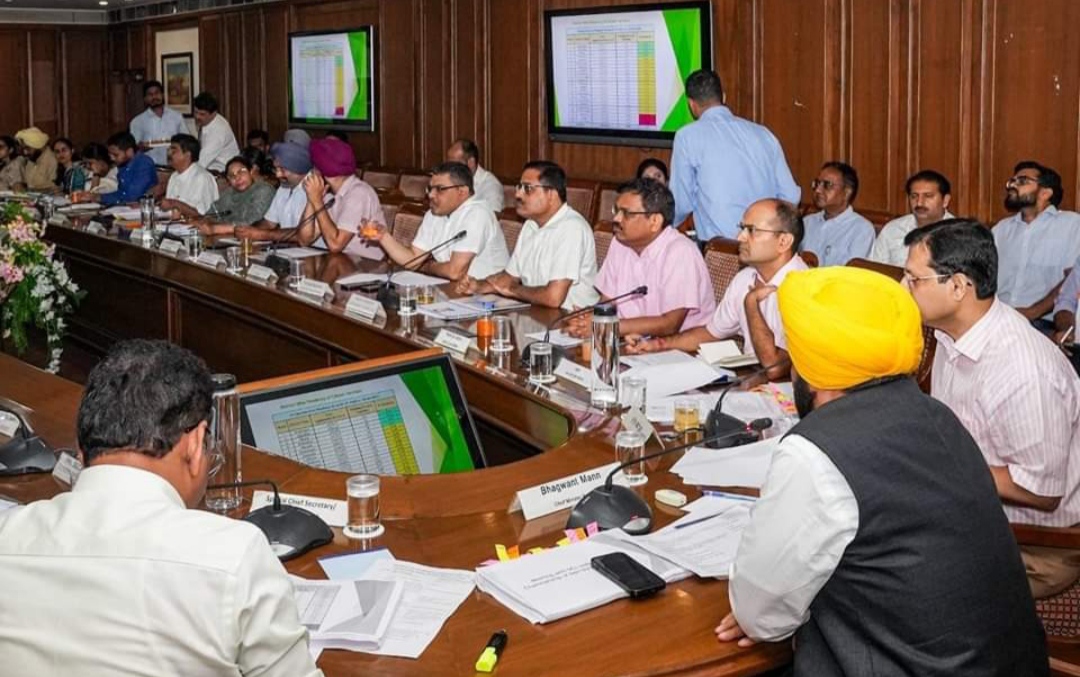 CM Bhagwant Mann held a meeting with the deputy commissioners, went among the public and gave instructions to solve the problems on the spot