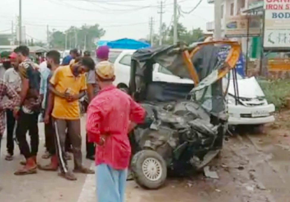 Terrible road accident in Jalandhar, auto driver died on the spot
