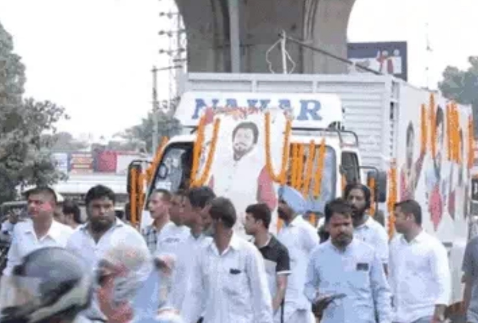 Punjabi singer Surinder Chhinda was cremated, his body was taken in a truck decorated with flowers