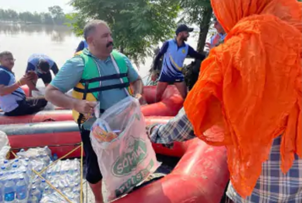 MP Sushil Rinku delivered food items to people in flood affected areas by boat