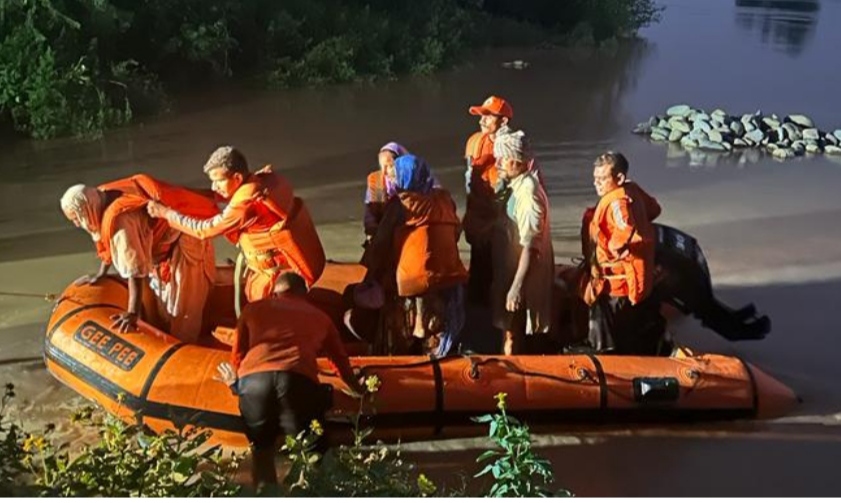DC himself monitored the operation started to evacuate the people trapped near Giddarpindi