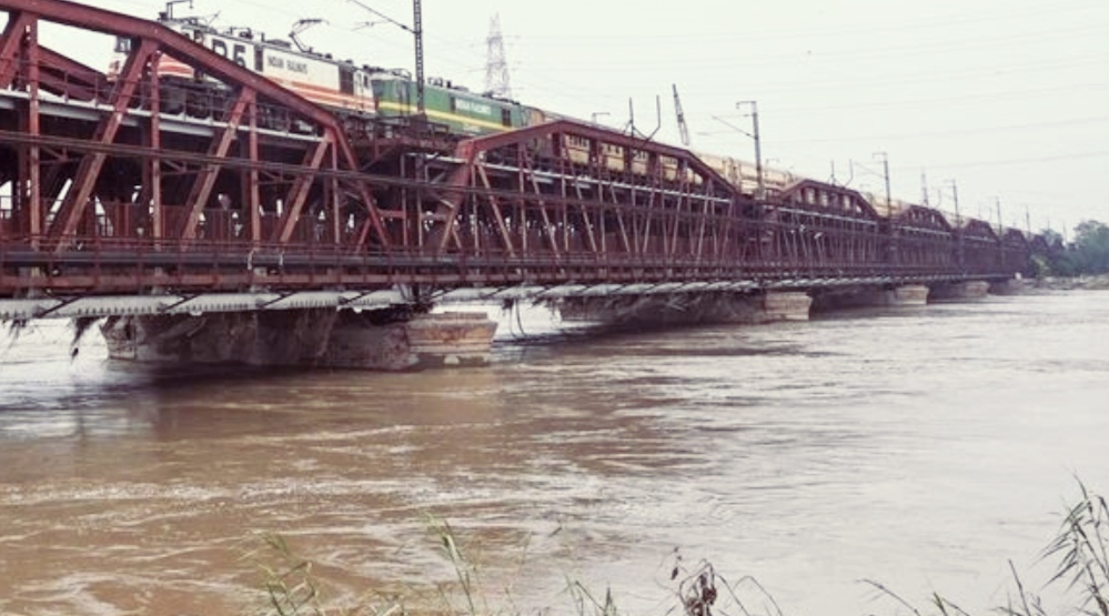 Once again flood threat looms large in Delhi, Yamuna river water level rises