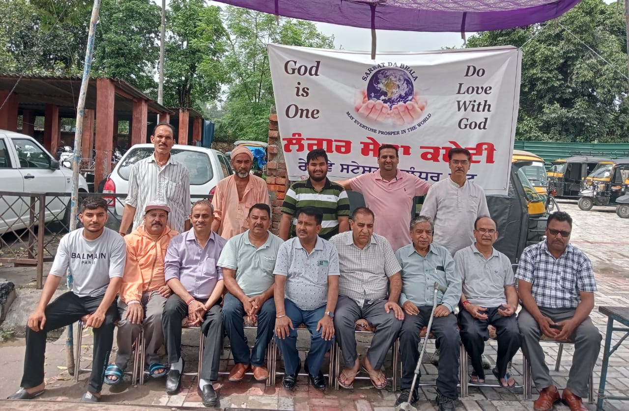 langar sewa by senior citizens and social service organizations at the railway station Jalandhar Cantt