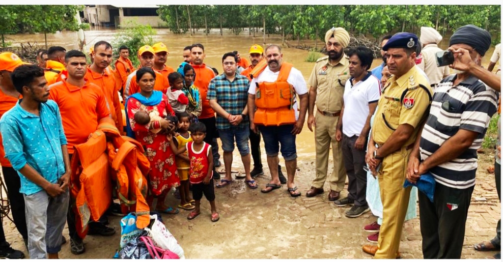 Presenting an example of humanity, the MP and the Deputy Commissioner saved the lives of the people of the village cut off from Ludhiana.