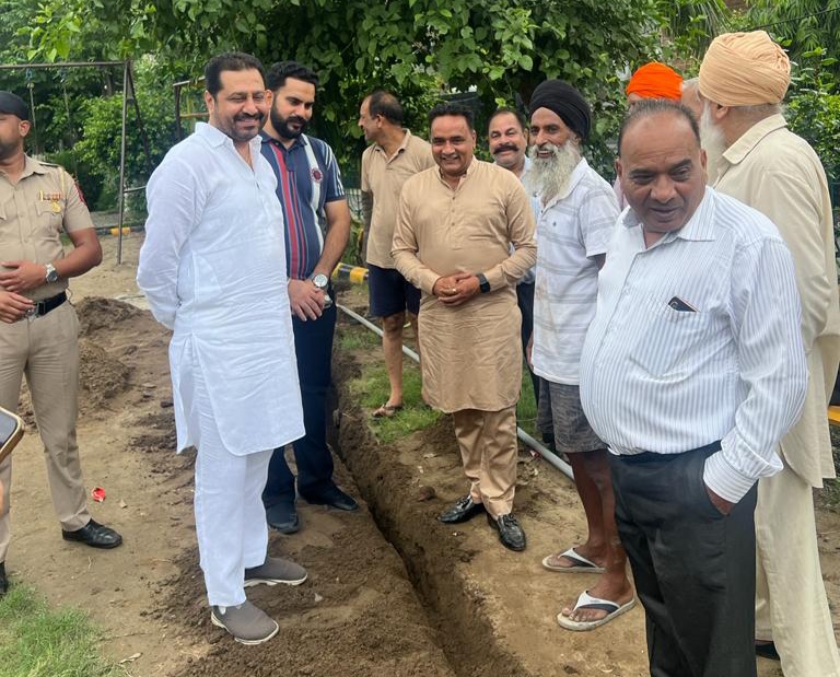 In Jalandhar Ward No.61 AAP leader Manu Chhabra solved the problems of the people.