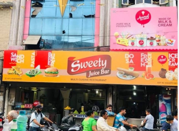 'Sweetie Juice Bar' in Jalandhar once again in controversy, this time cockroach issue came to the fore