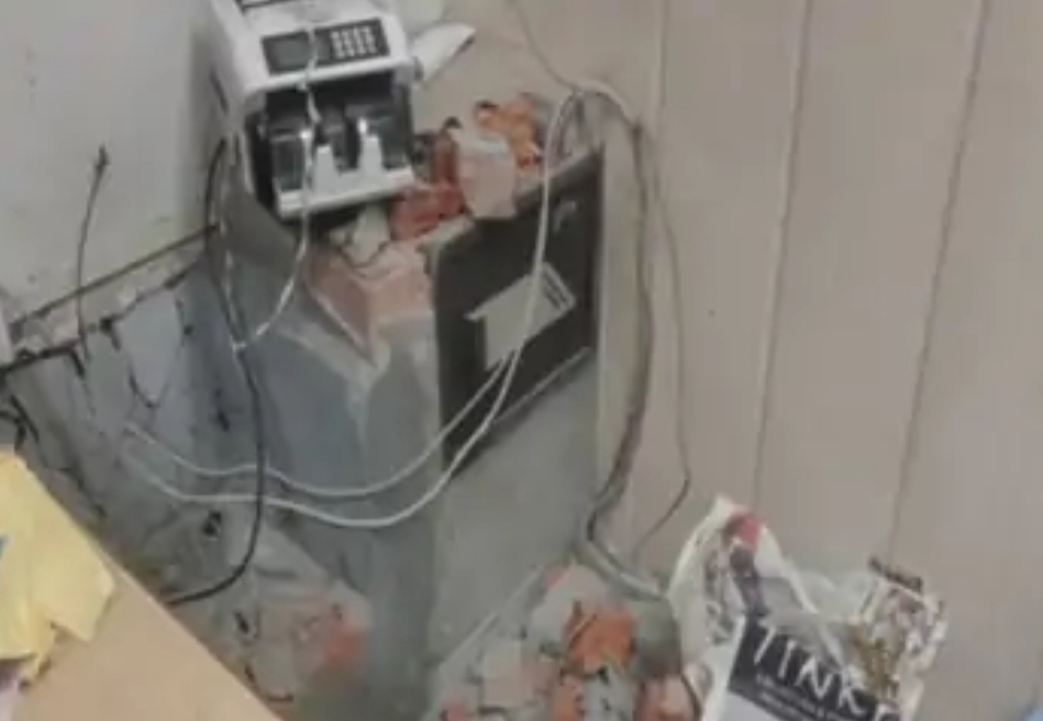 Big news: 8 lakh looted from car showroom in Jalandhar, security guards beaten up, held hostage