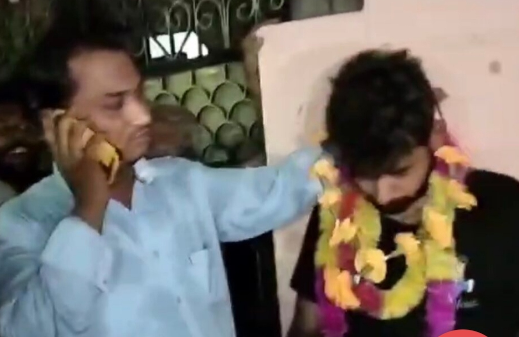 In Jalandhar people caught the thief and garlanded him