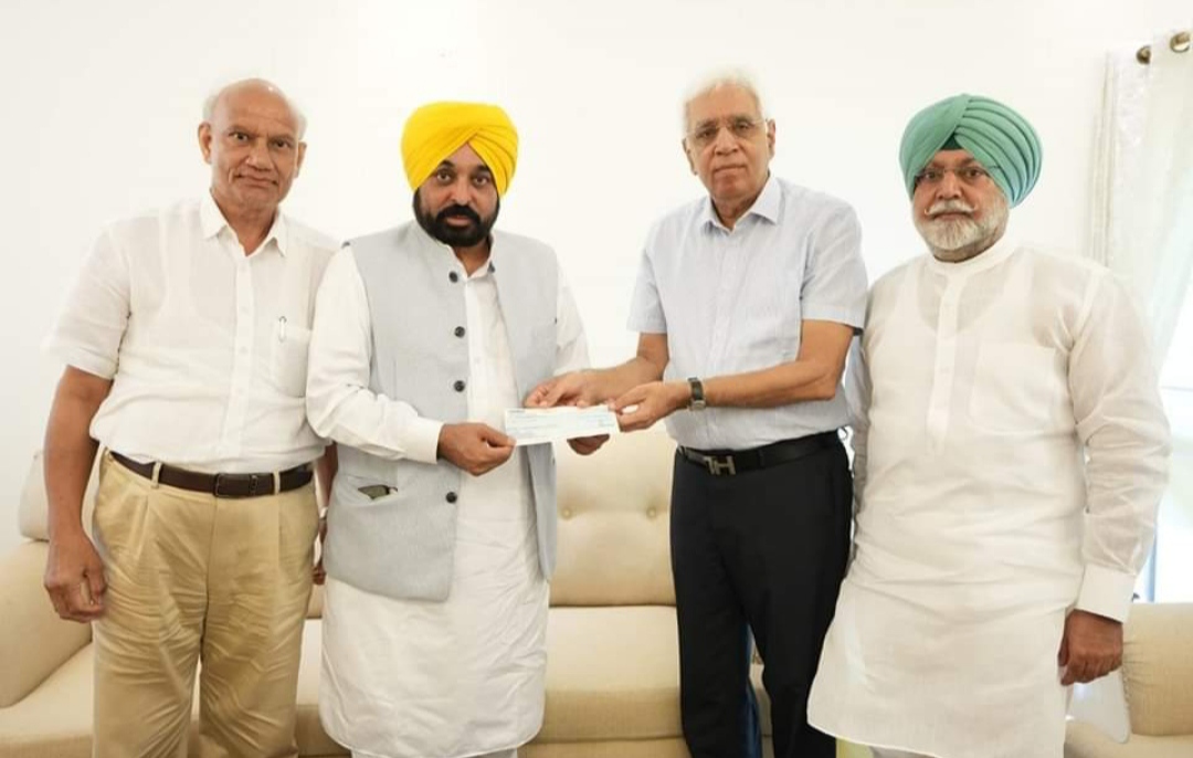 dera-beas -check-two-crore-rupees-cm-relief-fund-delegation-handed-over-check-chief-minister-bhagwant-mann-punjab