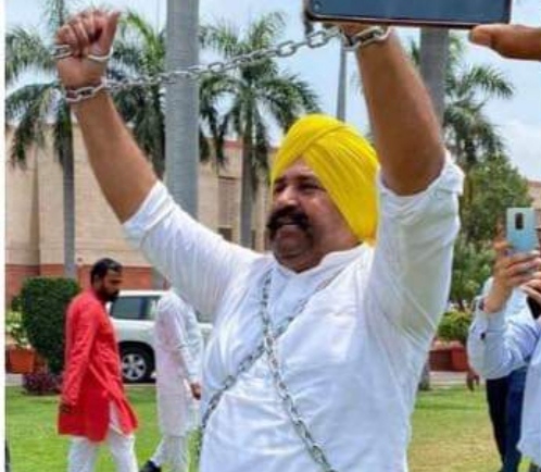 MP Sushil Rinku demonstrated against the central government in a unique way, chained himself