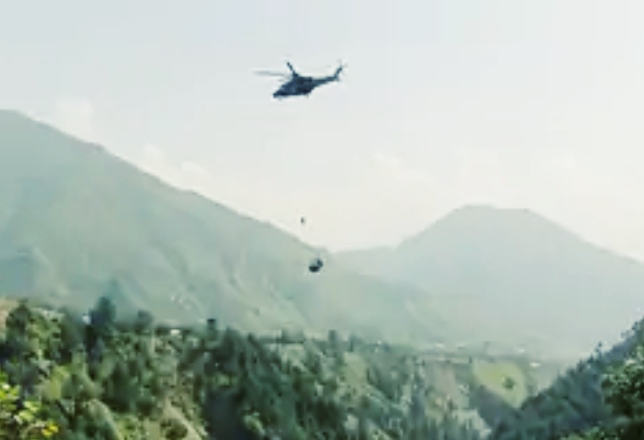 8 people trapped in cable car at 900 feet height in Pakistan, two people were evacuated, rescue operation stopped due to darkness