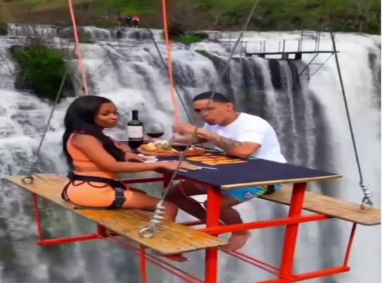 Couple eat food on a table hanging in the air at a height of 295 feet, see shocking VIDEO