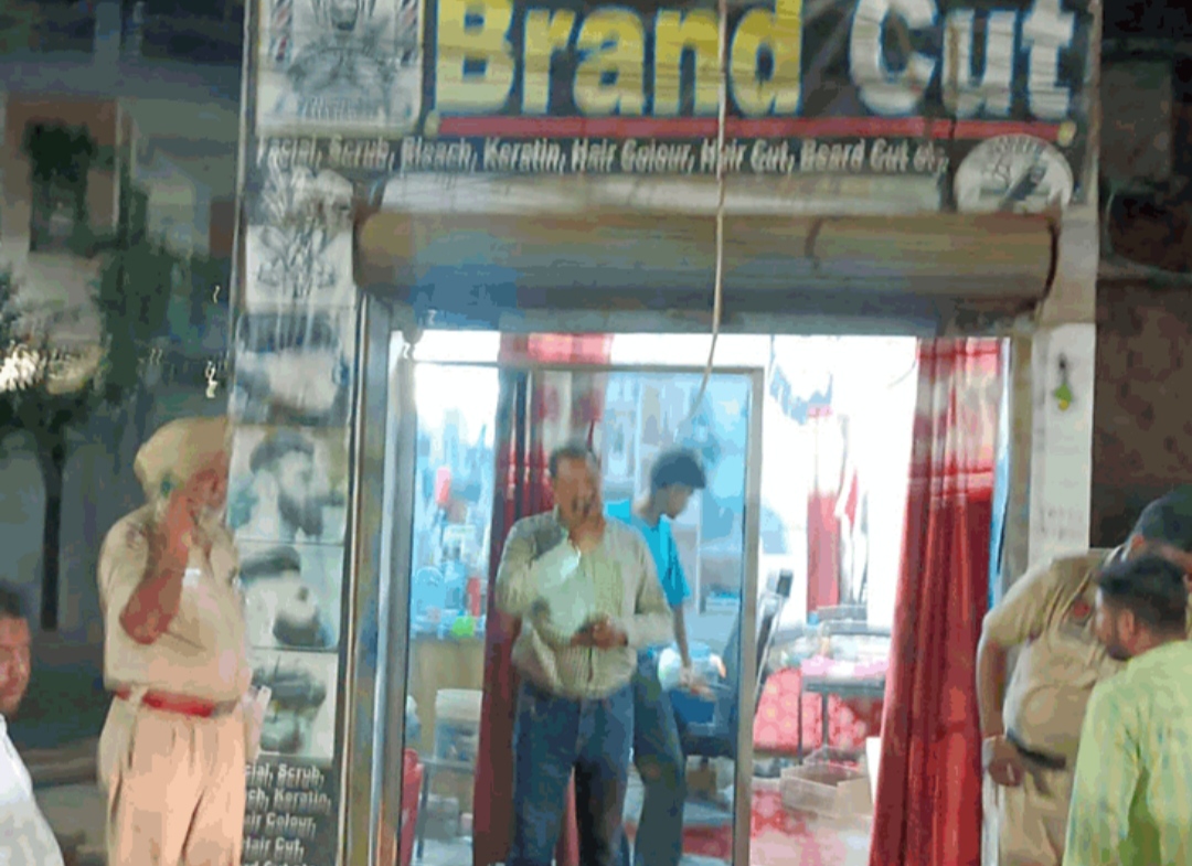 The young man who came to get the cutting done in the salon was fired with bullets