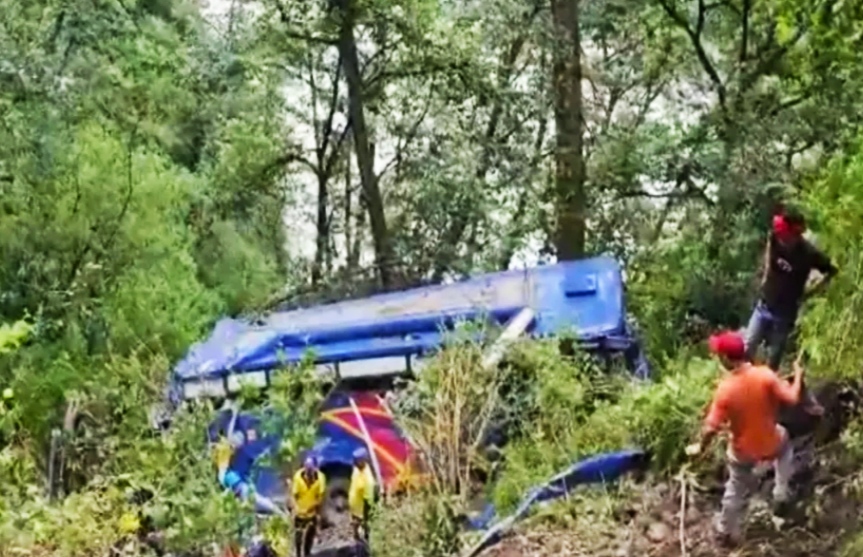 Bus fell into a ditch in Uttarakhand, 6 people died, rescue operation continues