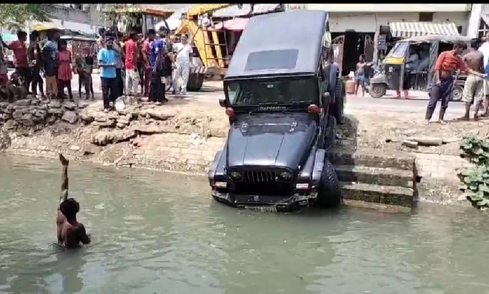 Angered by not getting justice to Sidhu Moosewala, the youth drove their Thar car into the canal.