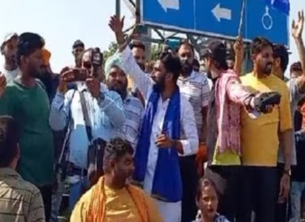 Traffic police and auto drivers face to face in Amritsar, angry over action against 15 year old diesel autos
