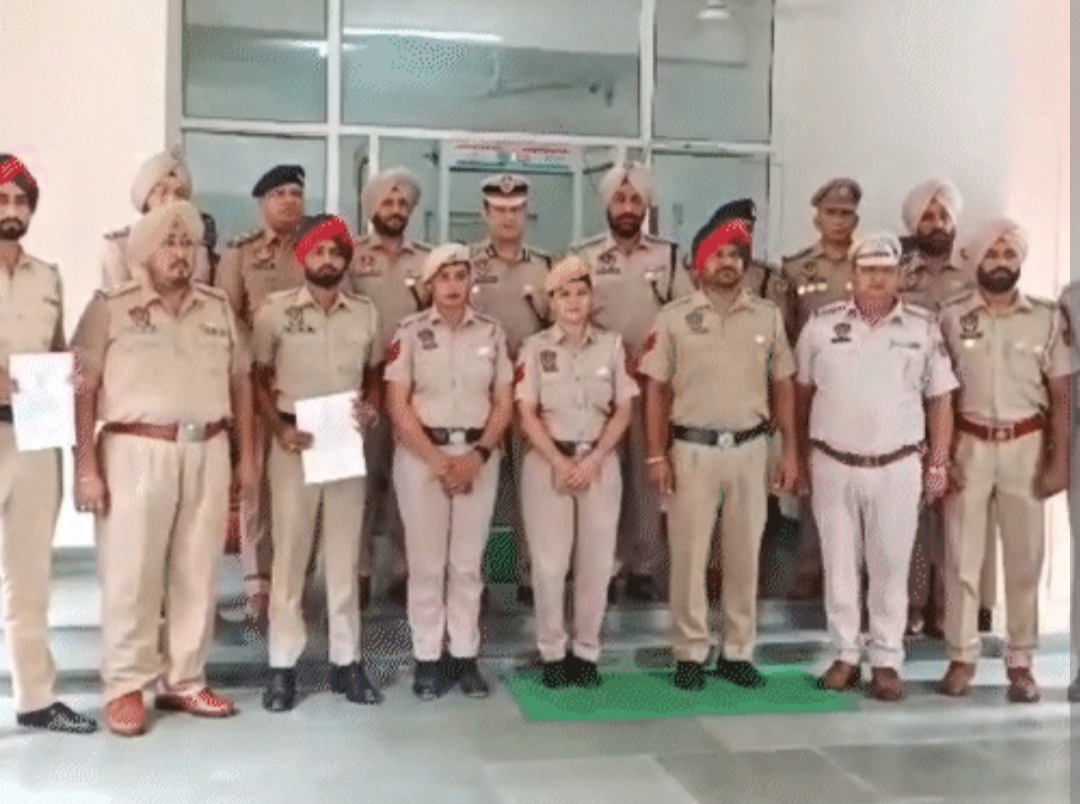 DIG Swapan Sharma honored the police team that caught heroin from Pakistan.