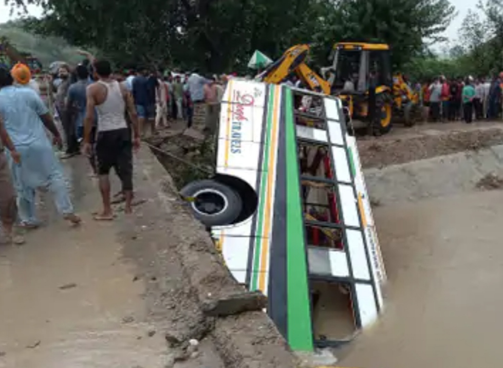Private company's bus falls into canal in Muktsar, many people feared to be swept away