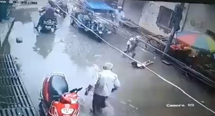 Viral Video: Innocent girl was suffering from electric shock on the road, this is how an old man saved her life
