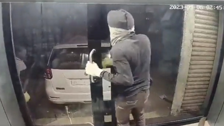 Viral Video: Thieves were trying to remove the ATM machine from the car, but see for yourself what happened next.